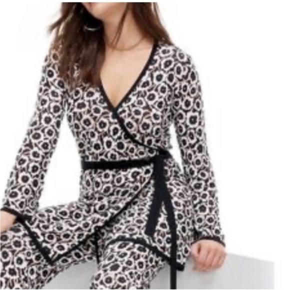 Women's Long Sleeve V-Neck
Neutral Poppy Sweater Wrap Top - DVF for Target new - Picture 3 of 6